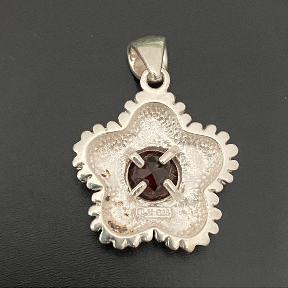 Vintage 925 Signed Sterling Silver Garnet Birthstone Flower Pendant 4g. - Picture 9 of 16